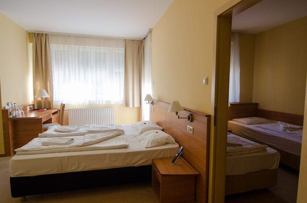 Hotel Civitas ショプロン エクステリア 写真