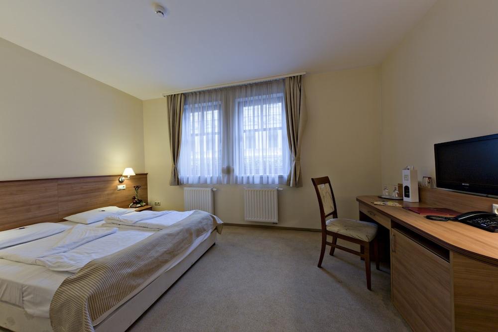 Hotel Civitas ショプロン エクステリア 写真